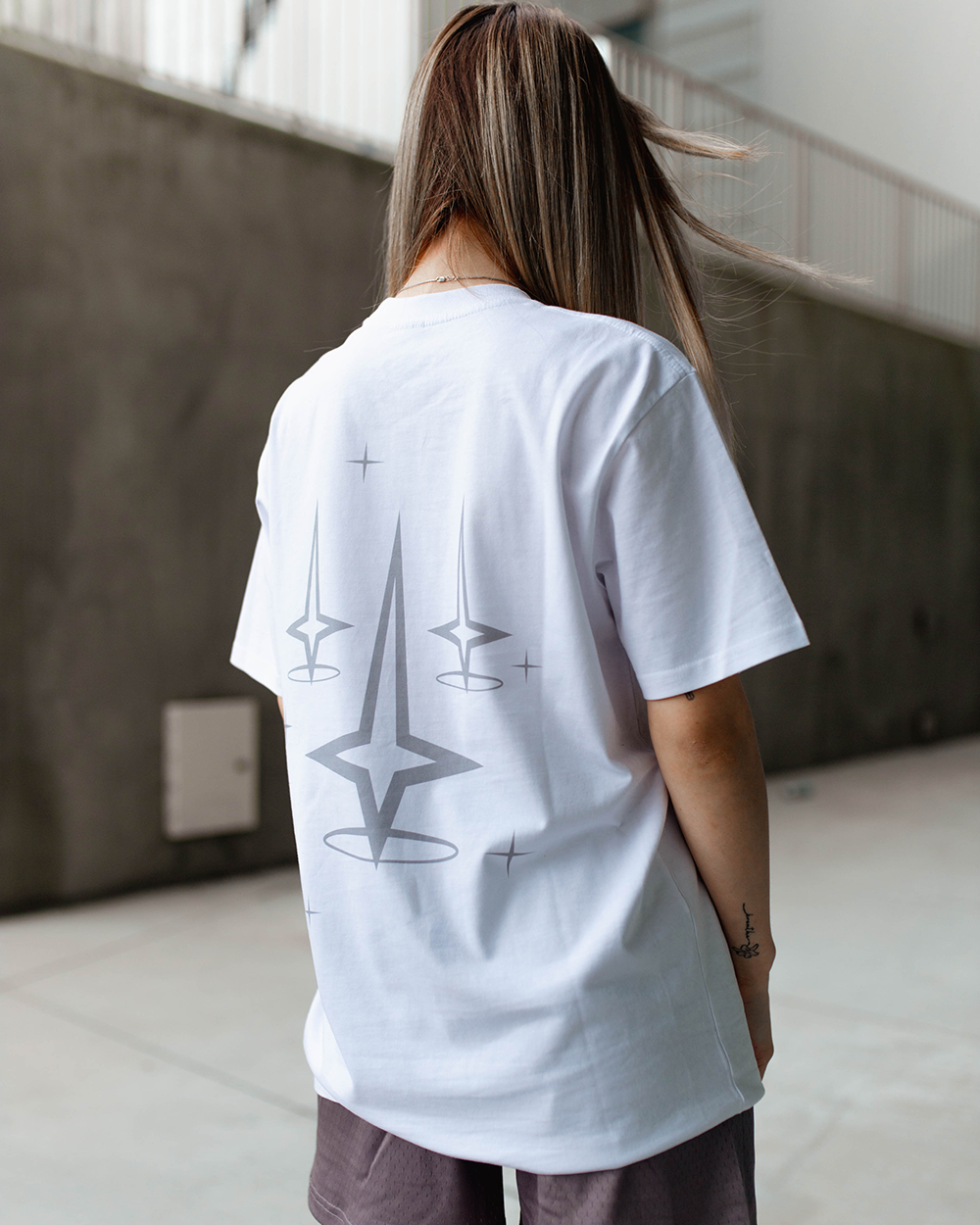 GREY REJECTION WHITE TEE