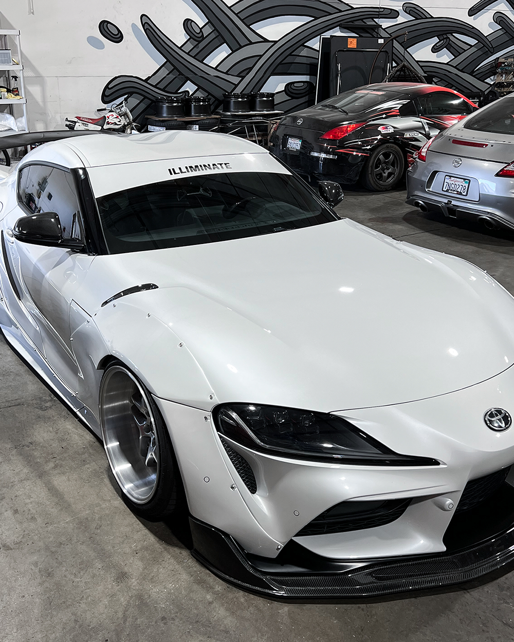 WHITE ILL WINDSHIELD BANNER